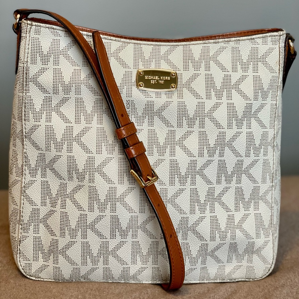 MK Messenger Bag– like new/very good condition, no wear and tear!